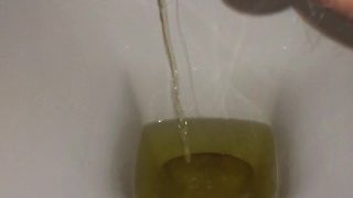 Ούρηση στην τουαλέτα με κίτρινα ούρα