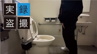 Video voyeur della pipì del bagno pubblico di un ragazzo carino giapponese