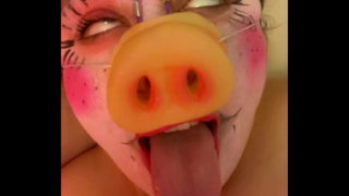 Piggy inútil bebe orina y pide humillación
