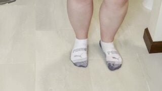 Pissing Down My Legs & Soaking My Socks | Big Ass MILF Flooding The Floor