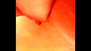 Hot girlfriend pissing in the bathtub