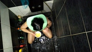 Sexi Wife taking enormous load of piss on face