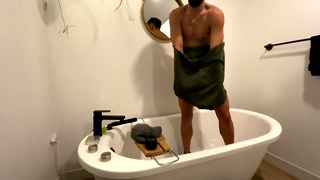 Self piss in the bath tub