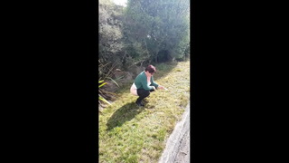 Trashy Kiwi MILF pisses on roadside with oncoming traffic