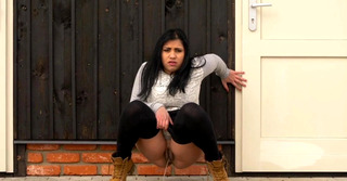 Amazing PAWG GIrl Pissing in Street – Must See