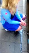 Svensk fru pissar pa gatan som en hund! Swedish girl pisses!