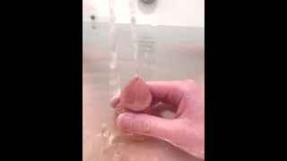 Peeing in the bath (vertical)