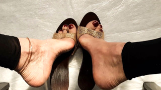 Mature pissing on Feet and High heels